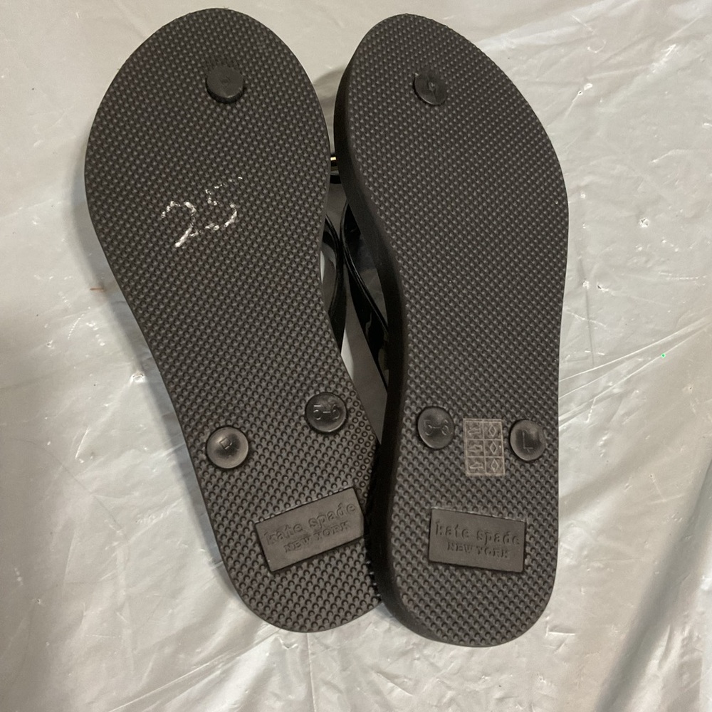 kate spade Black Patent Bow Flip Sandals 961 - Picture 4 of 5